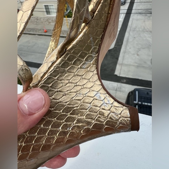 Kate Spade gold strappy wedge sandals snakeskin pattern sz 9.5B party preppy - Picture 10 of 11